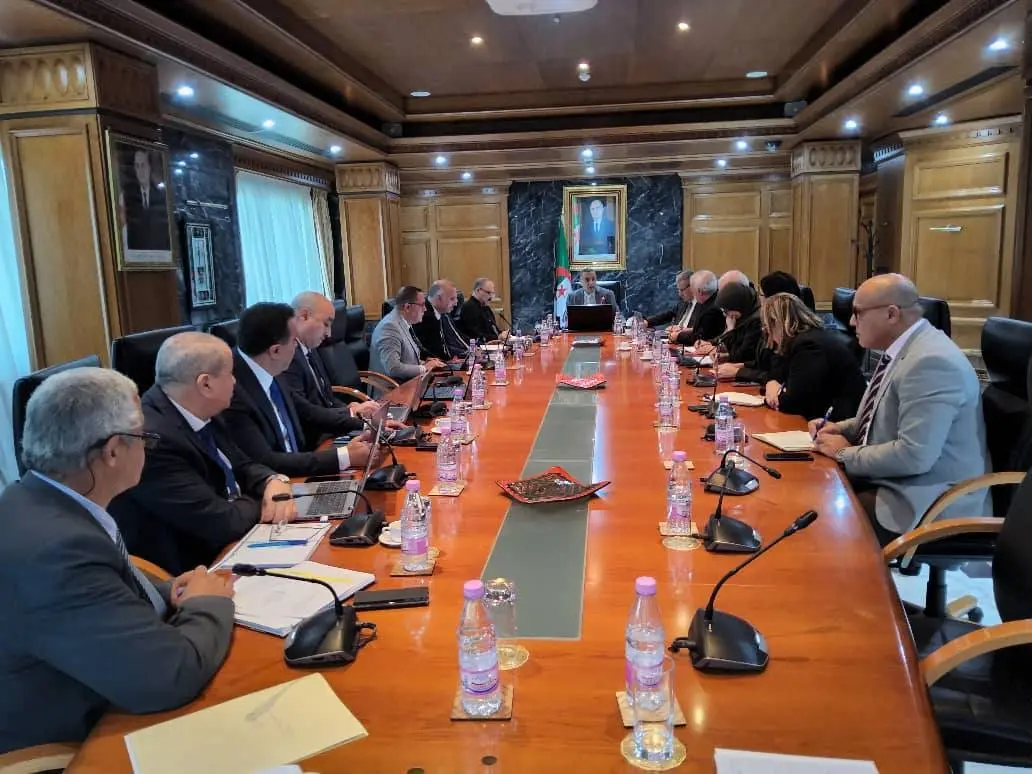 عجال يترأس اجتماعا لدراسة مدى تقدم أشغال مشاريع إنتاج الكهرباء والتحضير لصائفة 2026