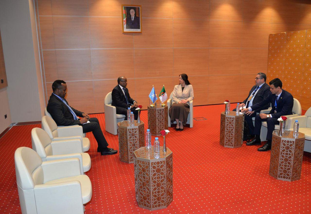 منصوري تجري محادثات مع وزير الخارجية الصومالي