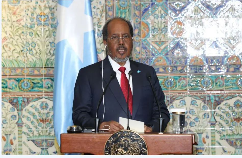 الرئيس الصومالي يقوم بزيارة وحدة إنتاج الأدوية التابعة لمجمع صيدال بالجزائر  العاصمة