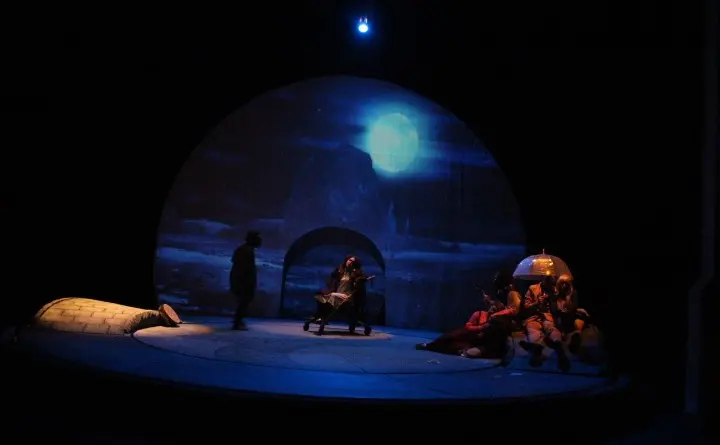 العرض الشرفي "مفارقة" للمسرح الجهوي بالعلمة يمتع جمهور الفن الرابع