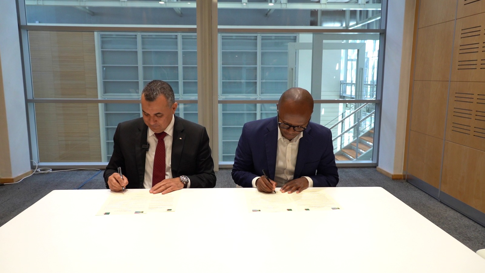 القمة العالمية للبنية التحتية الرقمية بجنوب إفريقيا: السيد زروقي يجري سلسلة من اللقاءات الثنائية مع نظرائه وممثلي منظمات دولية