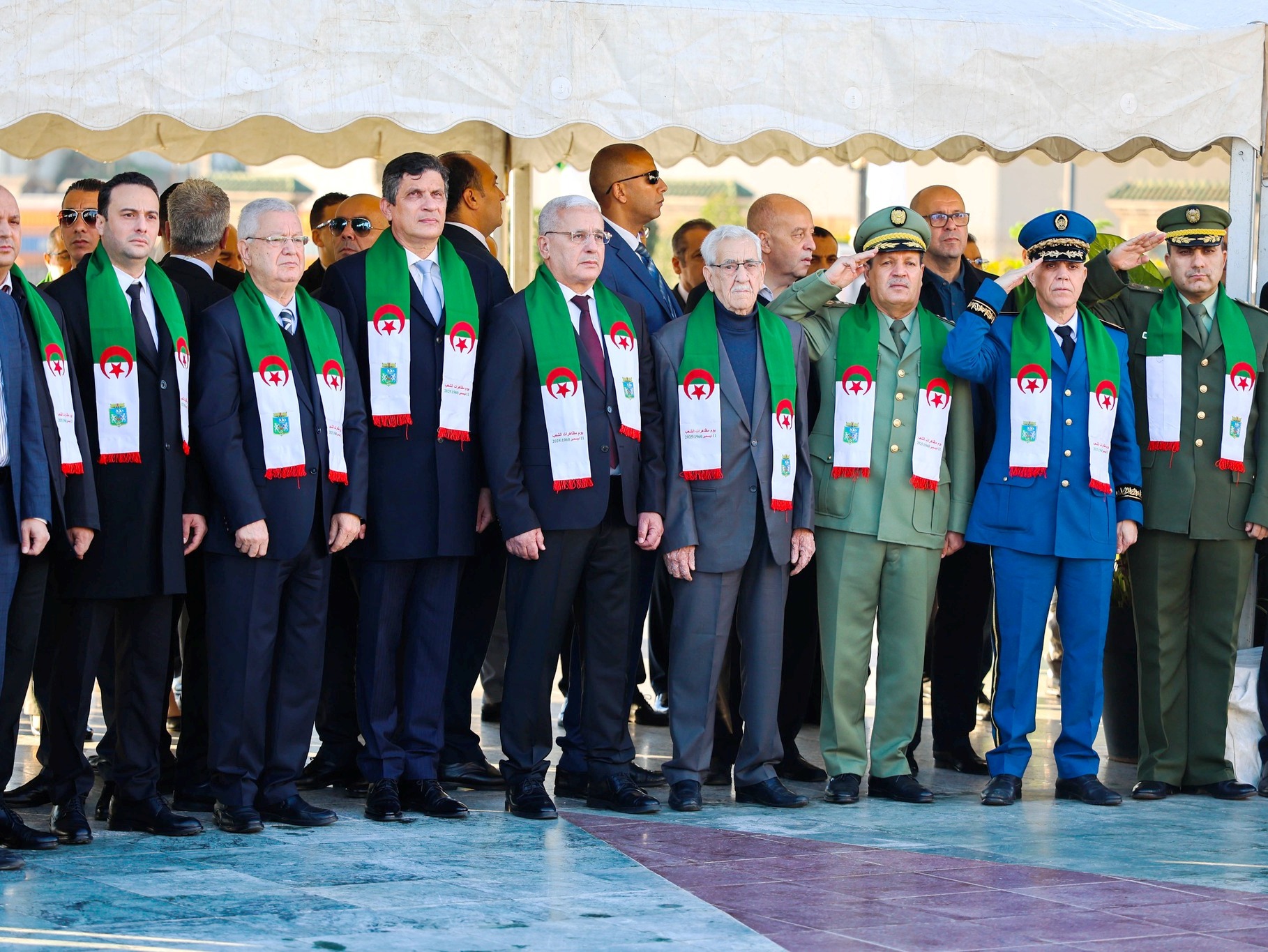 ذكرى مظاهرات 11 ديسمبر1960 : رفع العلم الوطني بساحة المقاومة بالجزائر  العاصمة