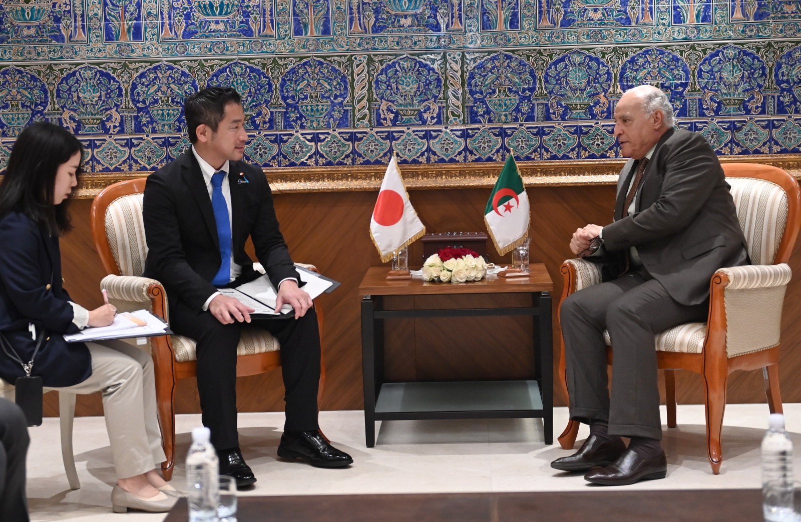 عطّاف يستقبل نائب وزير الشؤون الخارجية الياباني