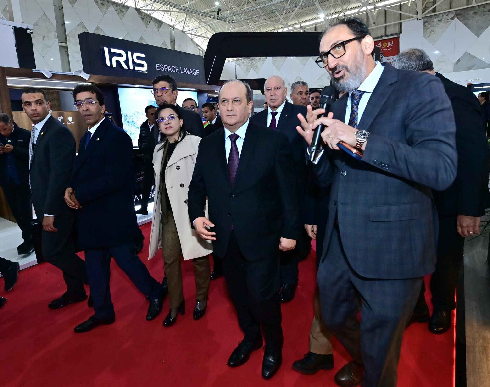 الوزير الأول يزور معرض الانتاج الجزائري