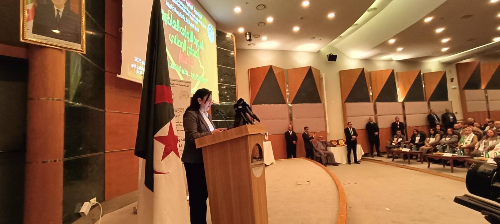 السيدة عبد اللطيف تبرز ضرورة توجيه التحول الرقمي لخدمة التجار  والحرفيين