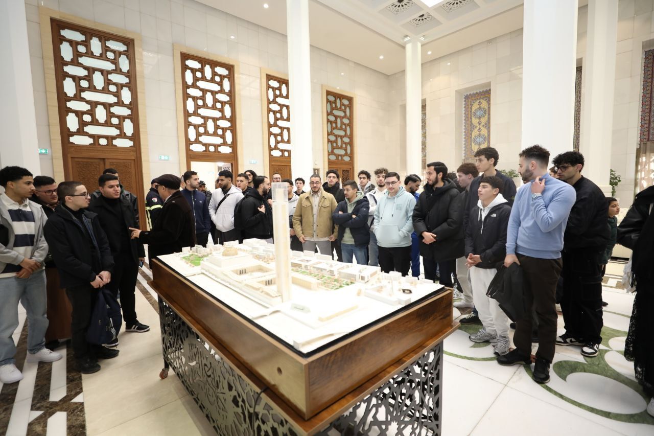 52 طالباً جامعياً من أبناء الجالية يستفيدون من برنامج ثري