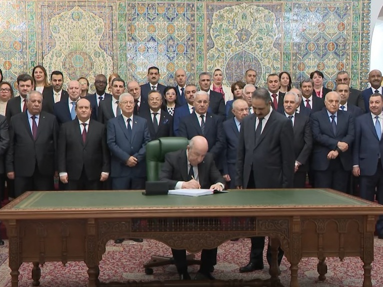 Le président de la République signe la loi de Finances 2026