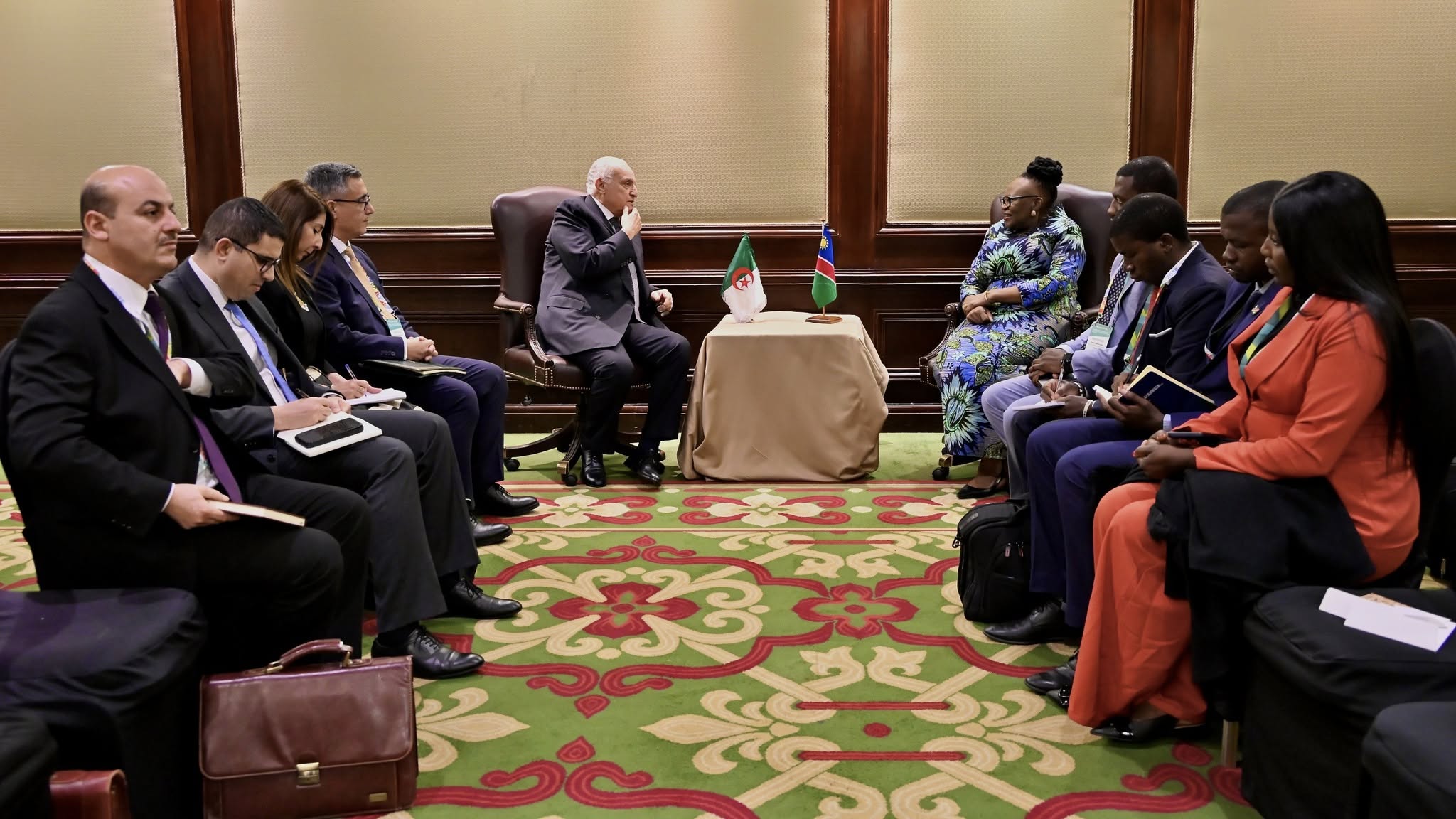 عطاف يتباحث مع نظيرته وزيرة العلاقات الدولية والتجارة لجمهورية ناميبيا