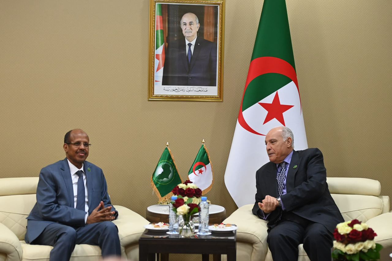 عطاف يستقبل رئيس مفوضية الاتحاد الإفريقي