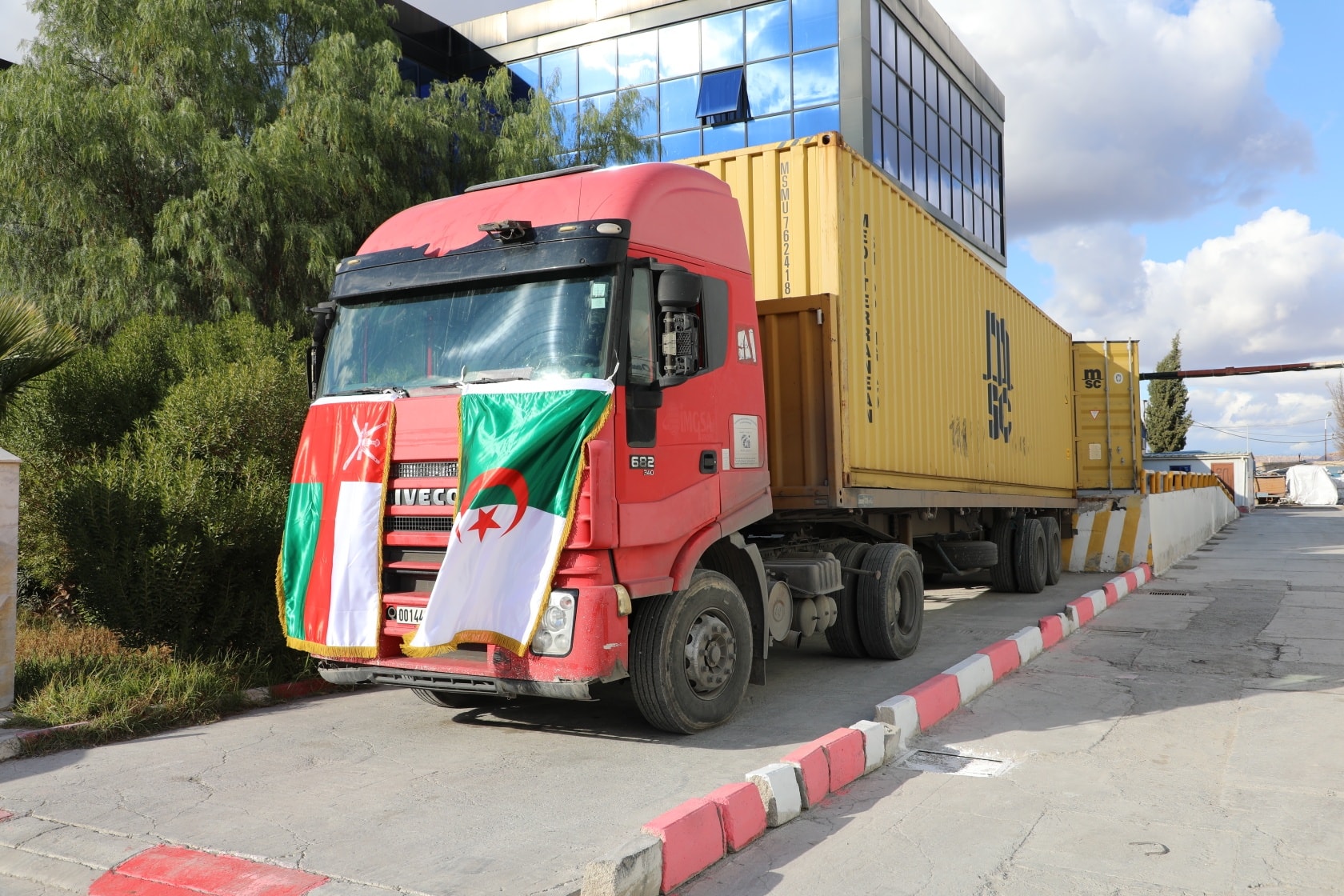 تصدير أول شحنة من المواد الصيدلانية نحو الصين وسلطنة عمان