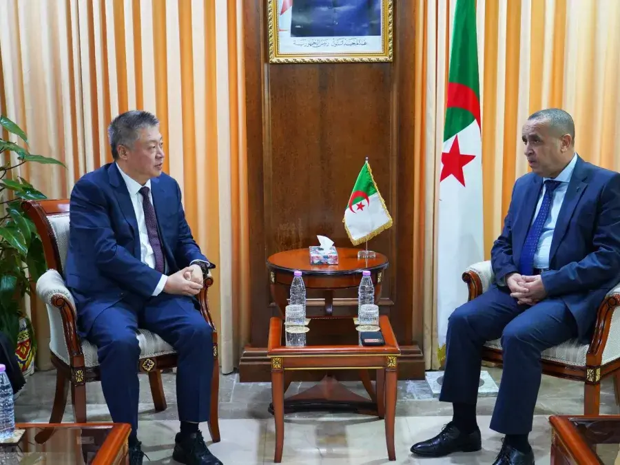 عجال يستقبل وفدا من شركة "هواوي" الصينية