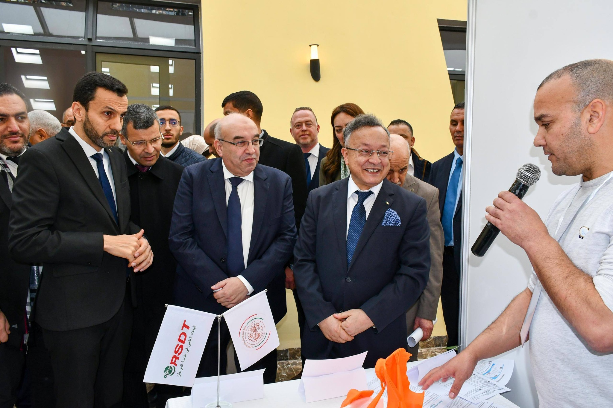 عرض 63 منتجاً بحثياً