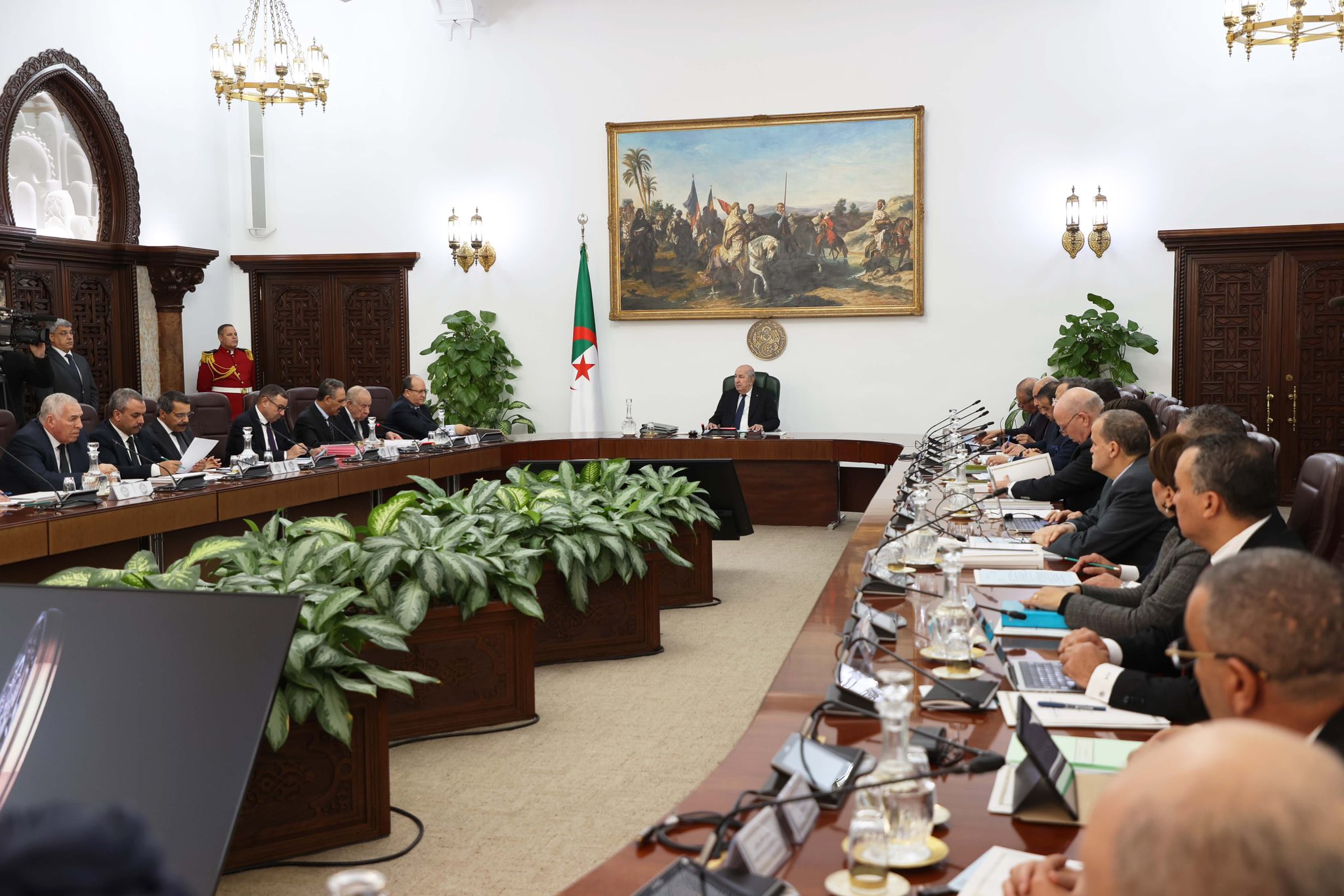 مجلس الوزراء: تسوية وضعية الشباب الجزائري المتواجد بالخارج في وضعيات هشة وغير قانونية