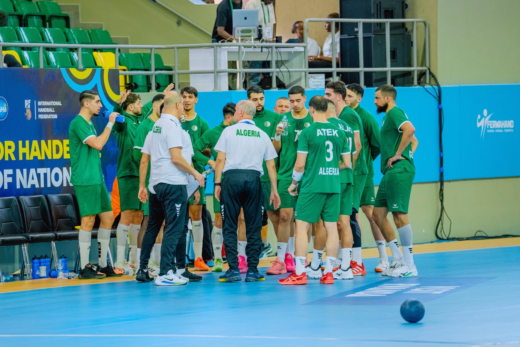 قمة حارة بين منتخبي الجزائر ومصر هذا الأحد