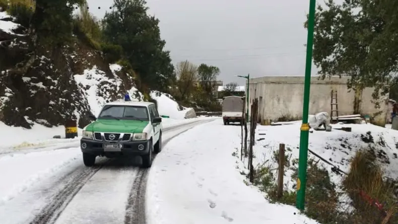 طرق مقطوعة في العديد من ولايات الوطن بسبب تراكم الثلوج وارتفاع منسوب المياه