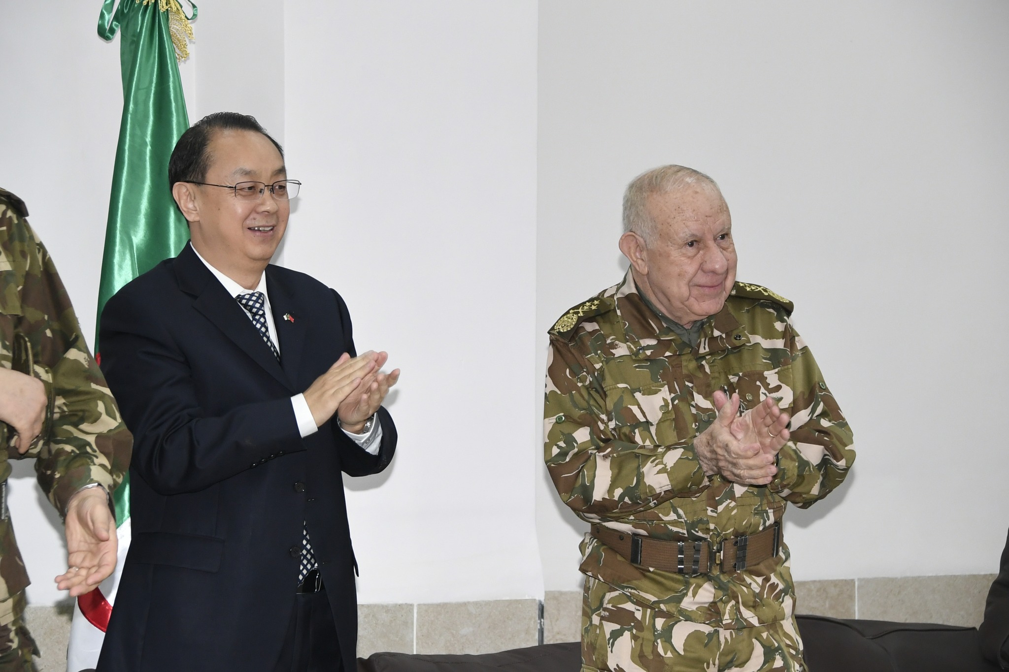 Le Général d’Armée, Saïd Chanegriha, supervise l'opération de lancement ...