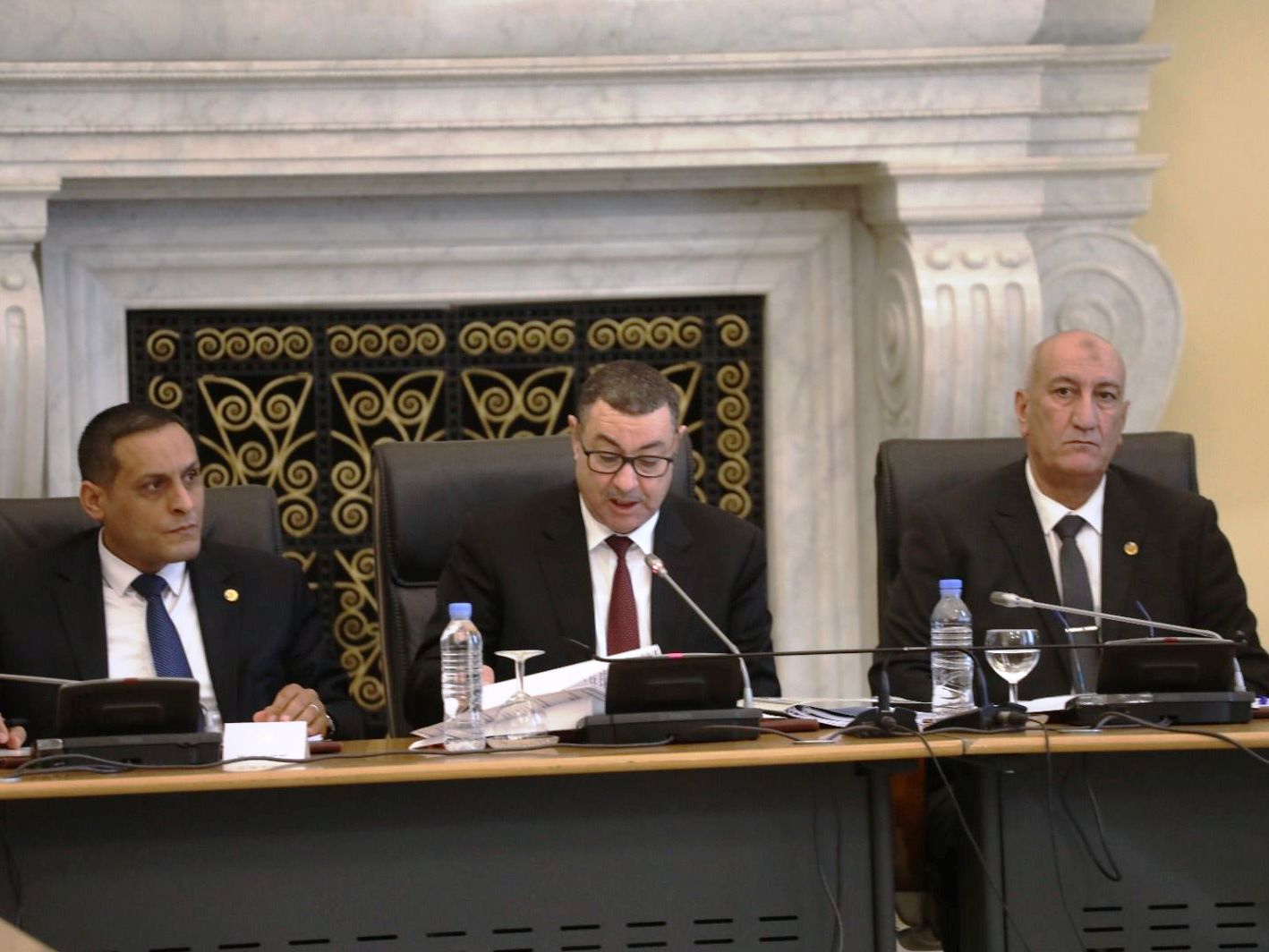 أبرز وزير الداخلية والجماعات المحلية والنقل، السيد السعيد سعيود، اليوم الثلاثاء، أن نص قانون المرور الجديد يعبر عن "رؤية سياسية واضحة"، تقوم على الوقاية وتحميل المسؤوليات لكافة الأطراف المسببة لحوادث المرور. وخلال عرضه لنص قانون المرور أمام لجنة التجهيز والتنمية المحلية بمجلس الأمة، بحضور وزيرة العلاقات مع البرلمان، السيدة نجيبة جيلالي، أوضح السيد سعيود أن النص الجديد "يعبر في فحواه عن نية صادقة ورؤية سياسية واضحة"، مؤكدا أن سلامة المواطنين تعد من أولويات رئيس الجمهورية، السيد عبد المجيد تبون، وتجسد التزام