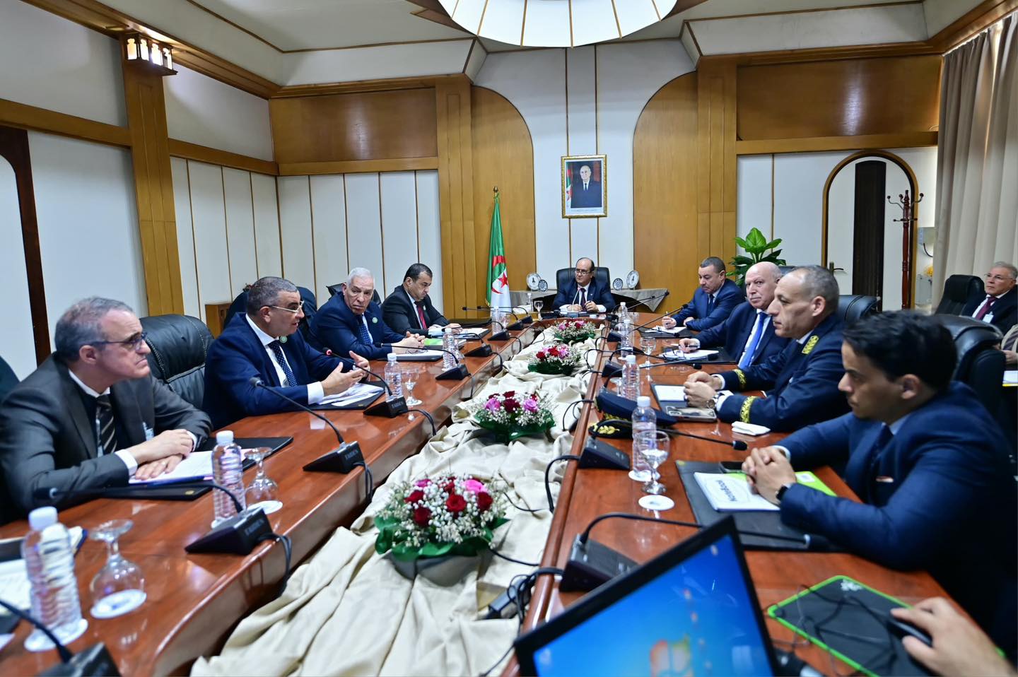 ميناء عنابة : الوزير الأول يترأس بعنابة اجتماعا لمتابعة تقدم إنجاز الرصيف  المنجمي