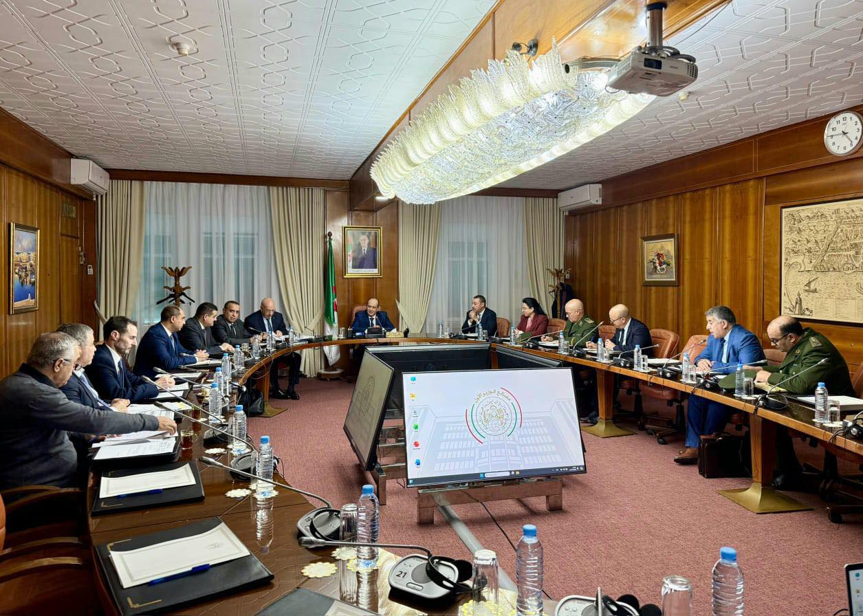 الوزير الأول يشرف على مراسم تنصيب جهاز اليقظة المكلف بمتابعة تموين السوق الوطنية بالمواد واسعة الإستهلاك