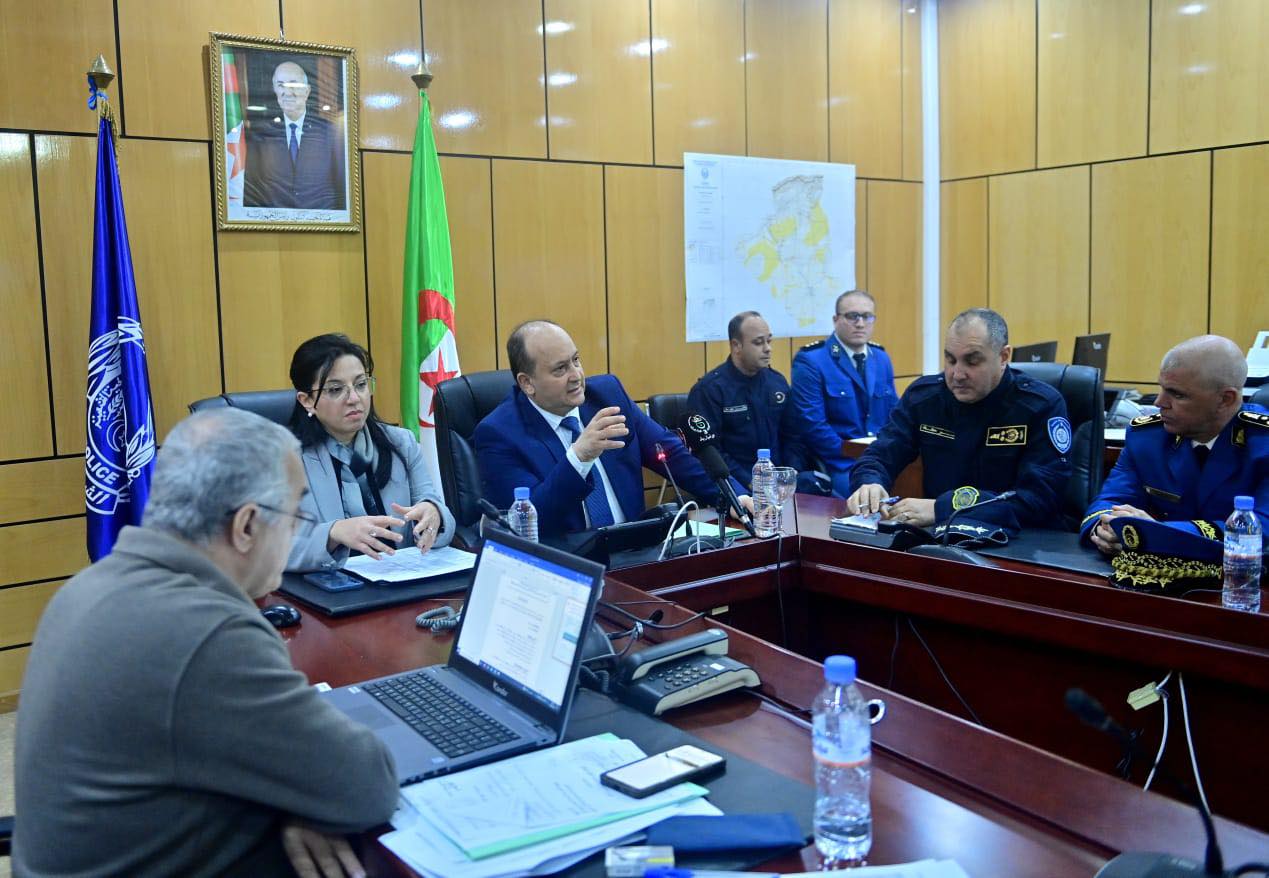 الوزير الأول يزور خلية اليقظة المكلفة بمتابعة تموين السوق بالمواد ذات  الاستهلاك الواسع خلال شهر