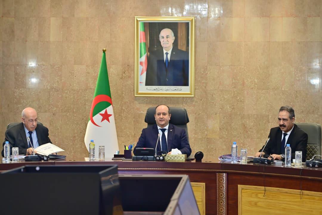 الوزير الأول سيفي غريب يترأس اجتماعًا للحكومة لدراسة مشاريع استراتيجية تشمل البنية التحتية، الأمن الغذائي، وتمكين الشباب