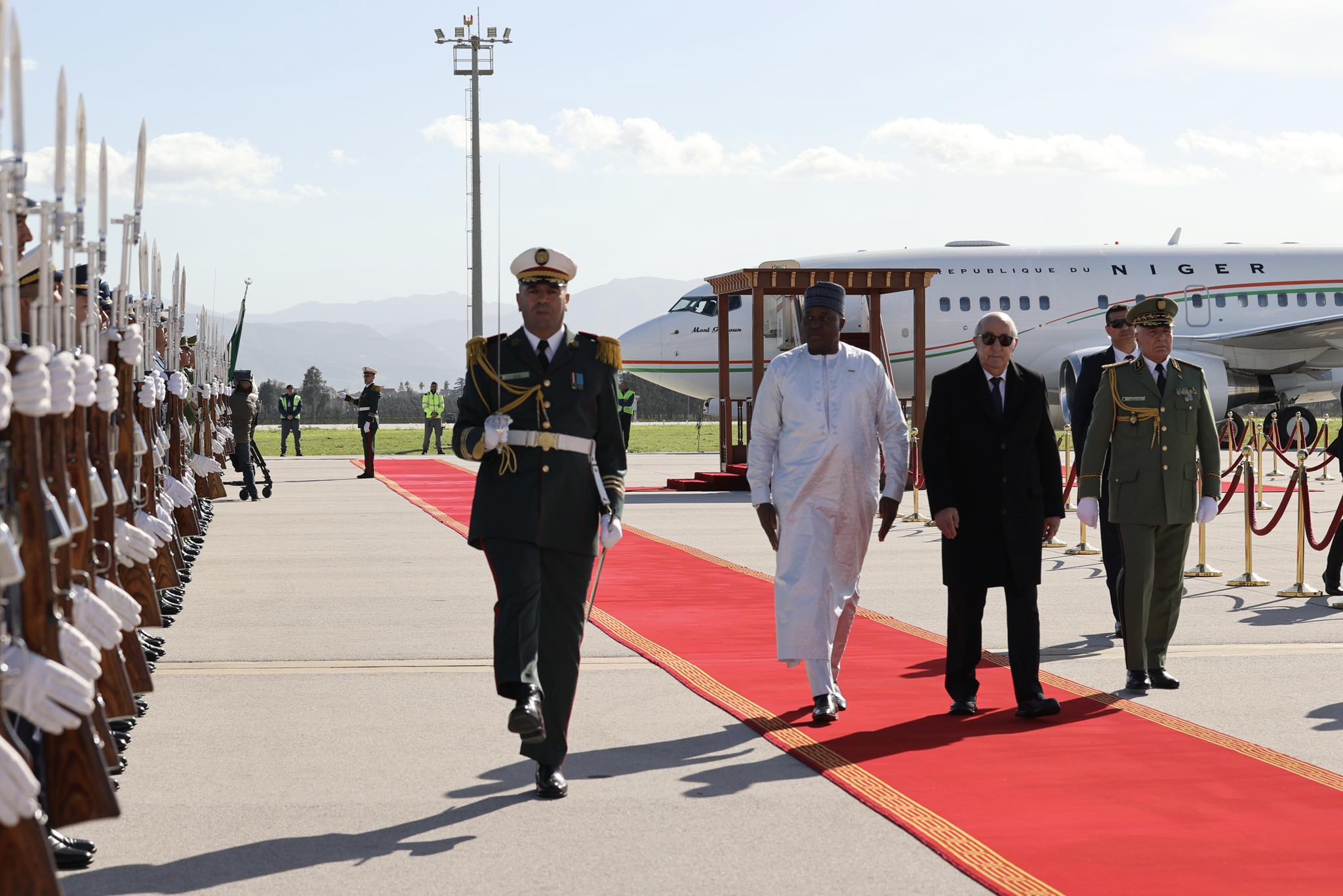 رئيس الجمهورية يستقبل رئيس جمهورية النيجر بمطار الجزائر الدولي