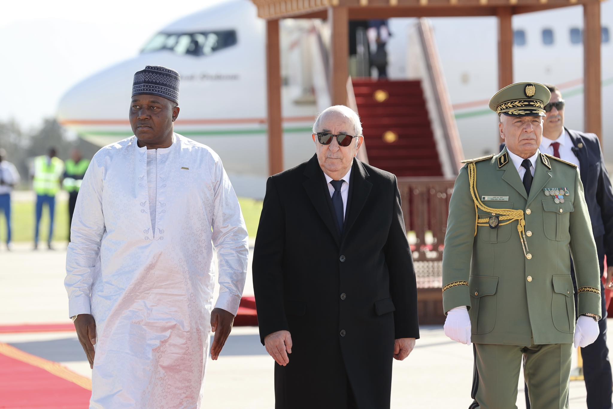 Le président de la République accueille le président du Niger à l'aéroport  international d'Alger