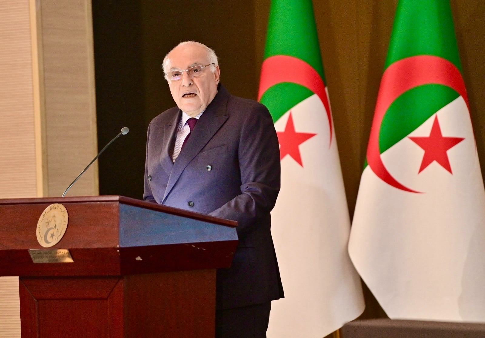 عطاف يبرز أهمية عصرنة الأداء القنصلي بما يضمن الاستجابة لانشغالات  الجالية الوطنية بالخارج