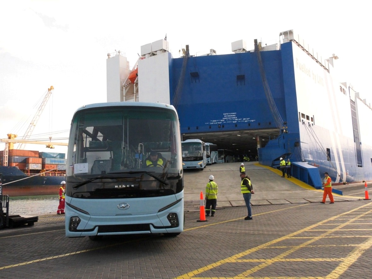 Réception d'une  nouvelle cargaison de bus