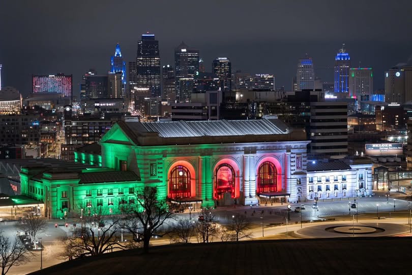 العلم الجزائري يضيء مدينة كانساس الأمريكية