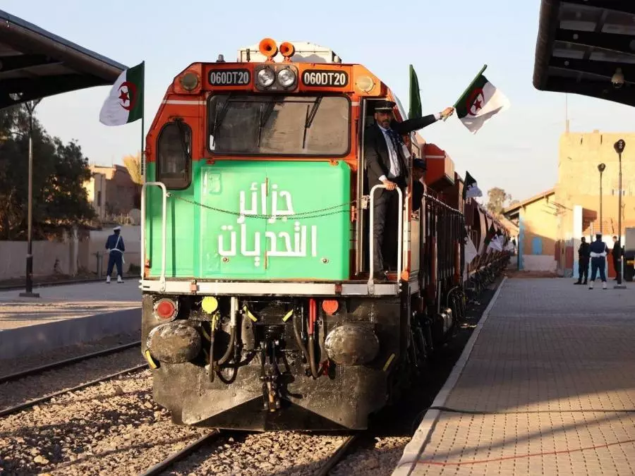 رئيس الجمهورية: الخط المنجمي الغربي مشروع وطني كبير يرمي إلى استغلال  الثروات التي تزخر بها البلاد
