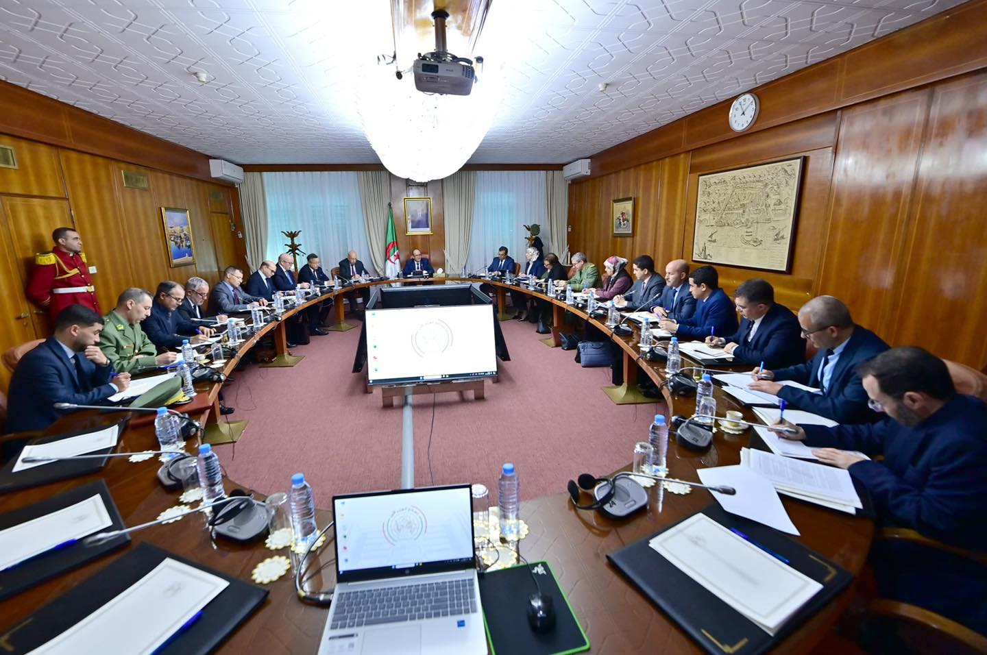 غريب يشرف على تنصيب فوج العمل المكلف بإعداد المرجع الوطني للإدماج  في صناعة السيارات والحافلات والدراجات النارية