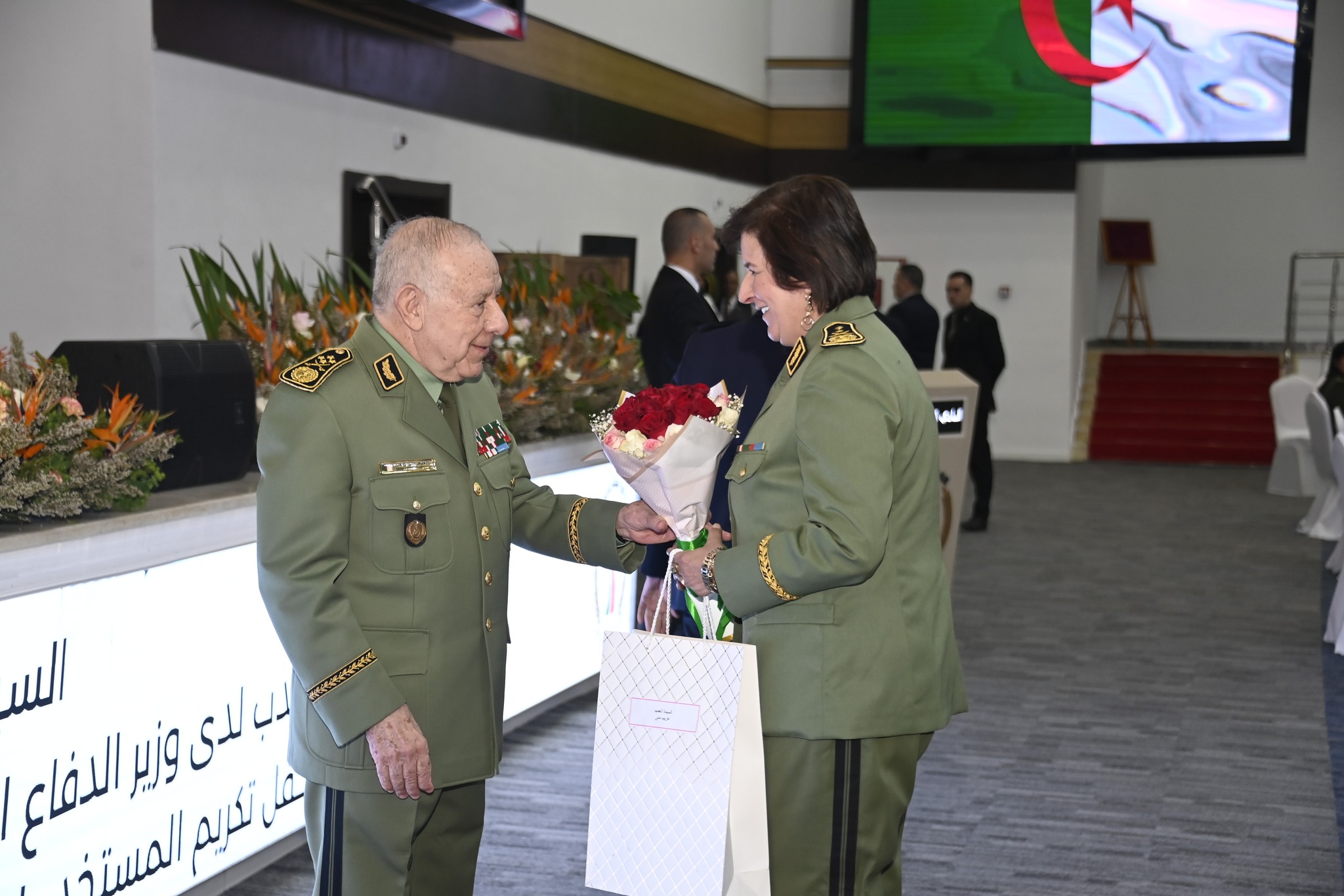 ترأس السيد الفريق أول السعيد شنقريحة, الوزير  المنتدب لدى وزير الدفاع الوطني, رئيس أركان الجيش الوطني الشعبي, مساء اليوم  الأحد, بالنادي الوطني للجيش, مراسم مأدبة إفطار وحفل تكريمي على شرف  المستخدمات العسكريات والمدنيات التابعات لوزارة الدفاع الوطني, وكذا مستخدمات  الأسلاك المشتركة, بمناسبة اليوم العالمي للمرأة الموافق للثامن مارس من كل  عام, حسب ما أورده بيان لوزارة الدفاع الوطني. 	وحضر مراسم هذا الحفل التكريمي كل من السادة قائد القوات البرية والأمين  العام لوزارة الدفاع الوطني وقادة القوات وقائد الحرس ال