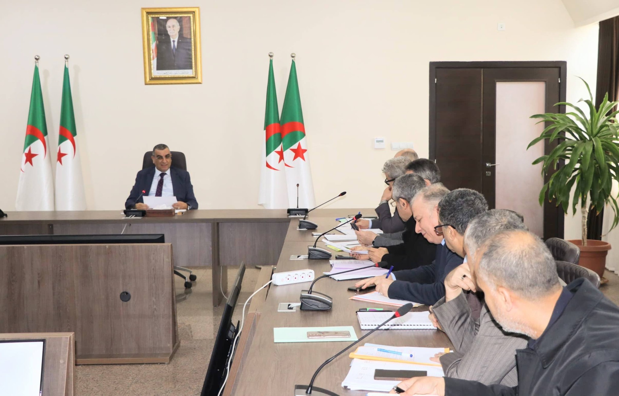 أشغال عمومية: جلاوي يترأس اجتماعا لتقييم تقدم مشاريع القطاع