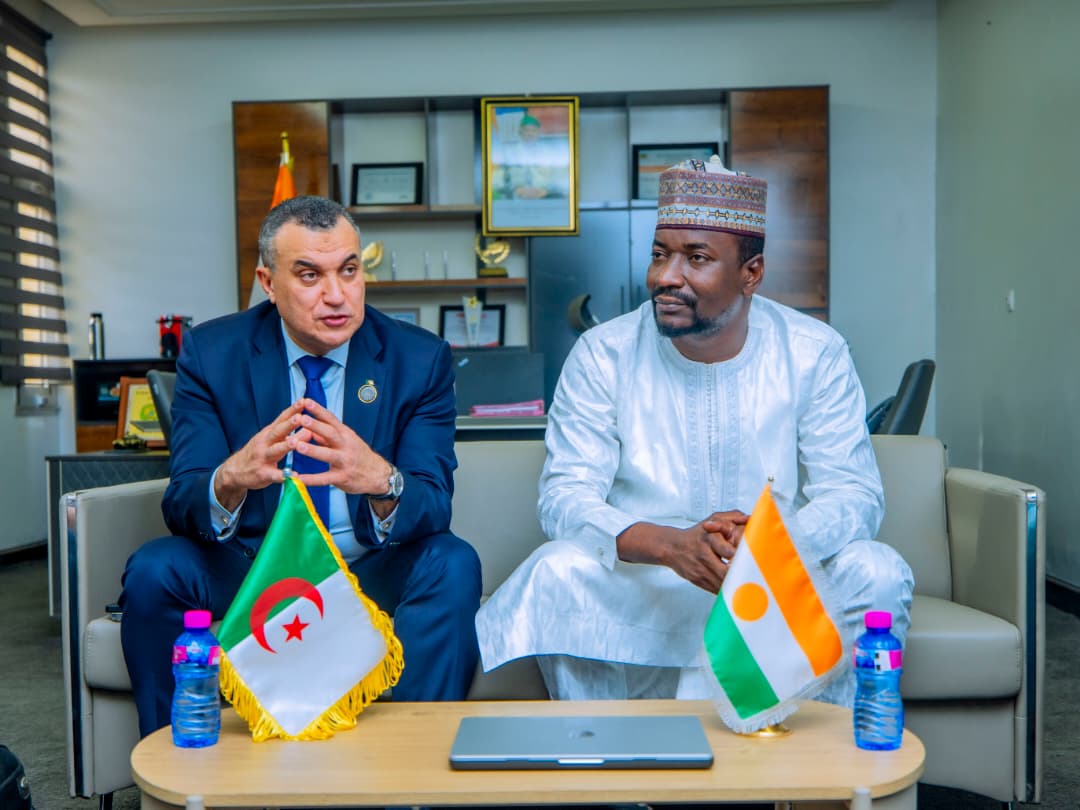 السيد زروقي يبحث مع نظيره النيجري بالعاصمة نيامي سبل تعزيز التعاون الثنائي  