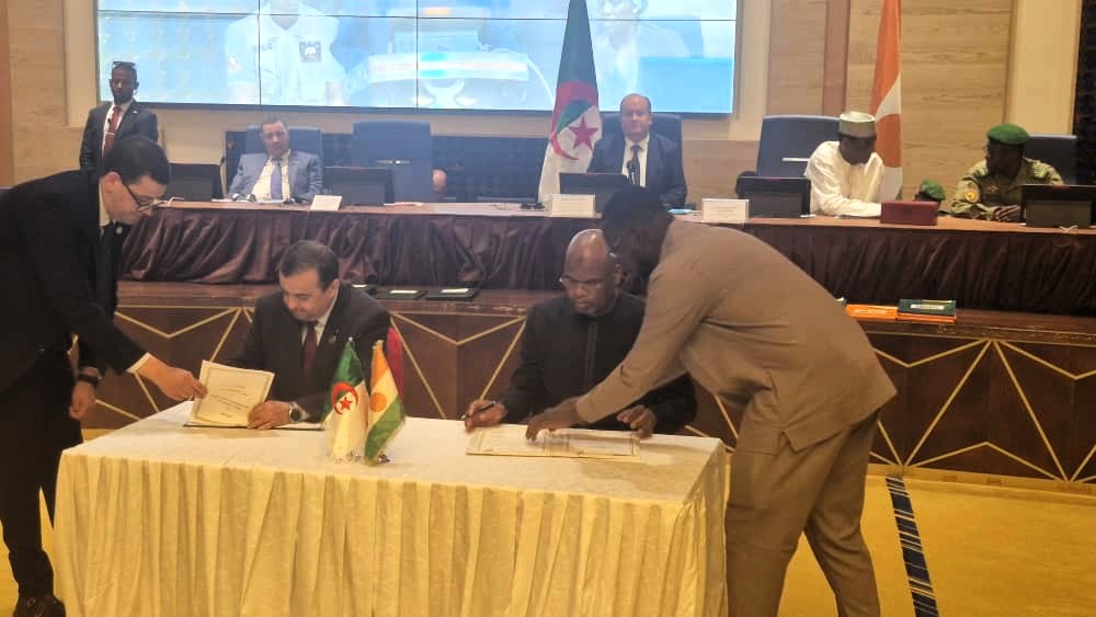 اللجنة المشتركة الكبرى بنيامي : توقيع مذكرة تفاهم بين الجزائر والنيجر في  مجال المحروقات