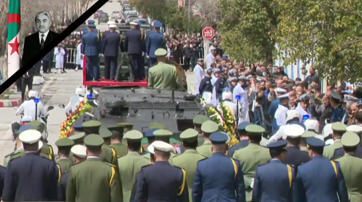 جثمان رئيس الجمهورية الأسبق اليامين زروال يوارى الثرى بالمقبرة المركزية بحي بوزوران