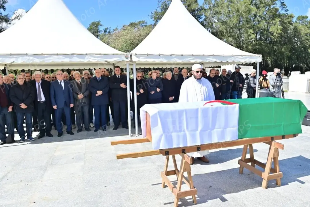 جثمان المجاهد والدبلوماسي الأسبق نور الدين جودي يوارى الثرى بمقبرة العالية