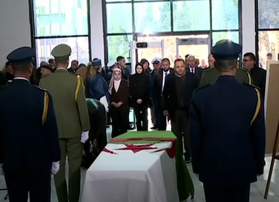 المواطنون يتوافدون على مقر الولاية لإلقاء النظرة الأخيرة على جثمان  رئيس الجمهورية الأسبق المجاهد اليامين زروال