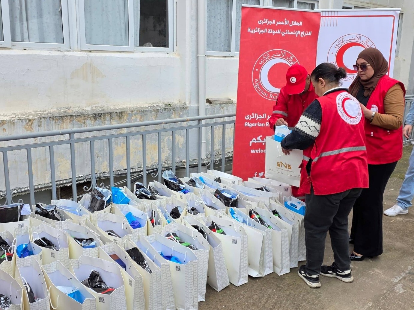 Distribution de vêtements de l’Aïd aux enfants malades hospitalisés au CHU de Beni Messous