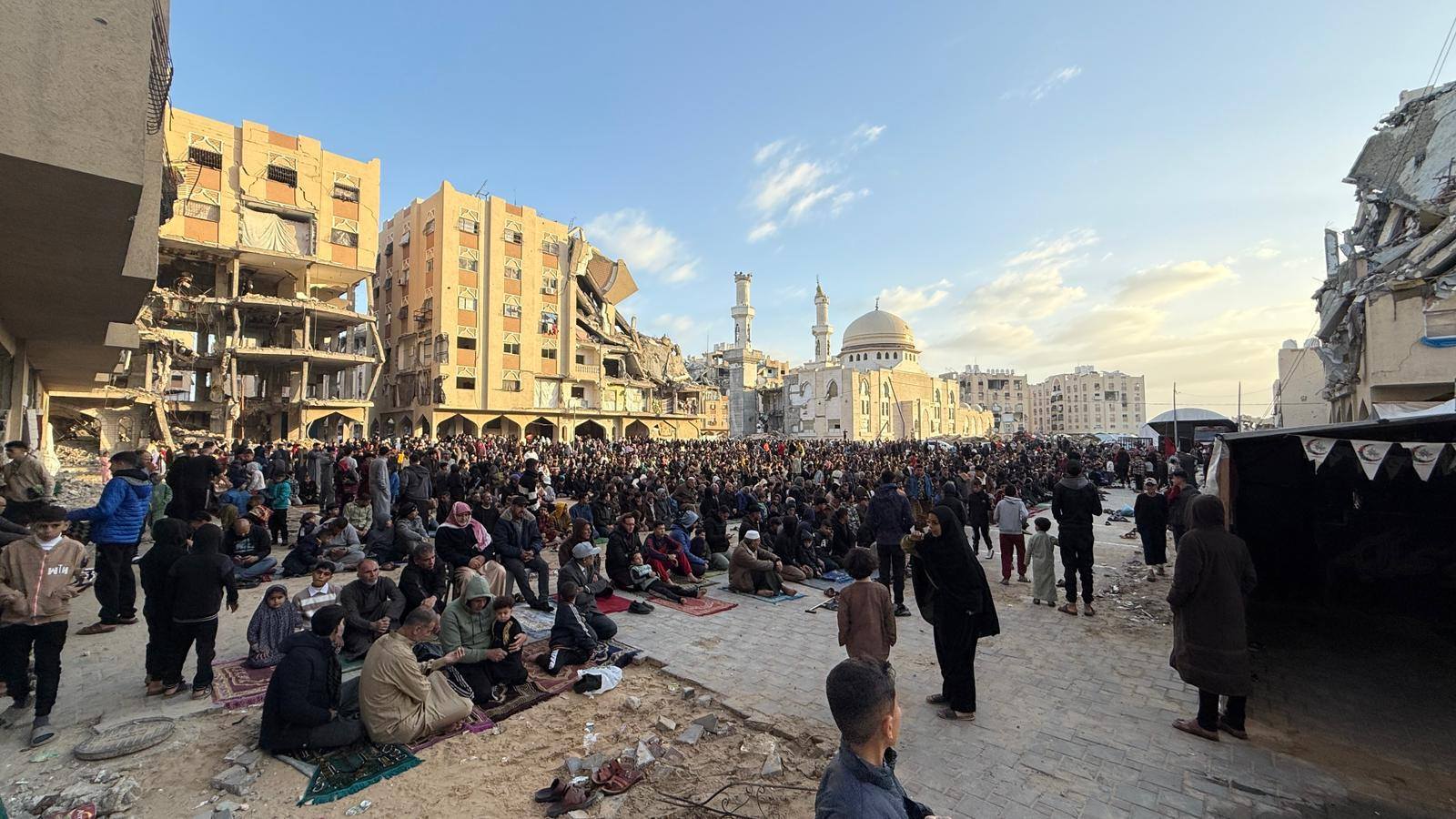 غزة : أداء صلاة العيد في الساحات وبين أنقاض المساجد