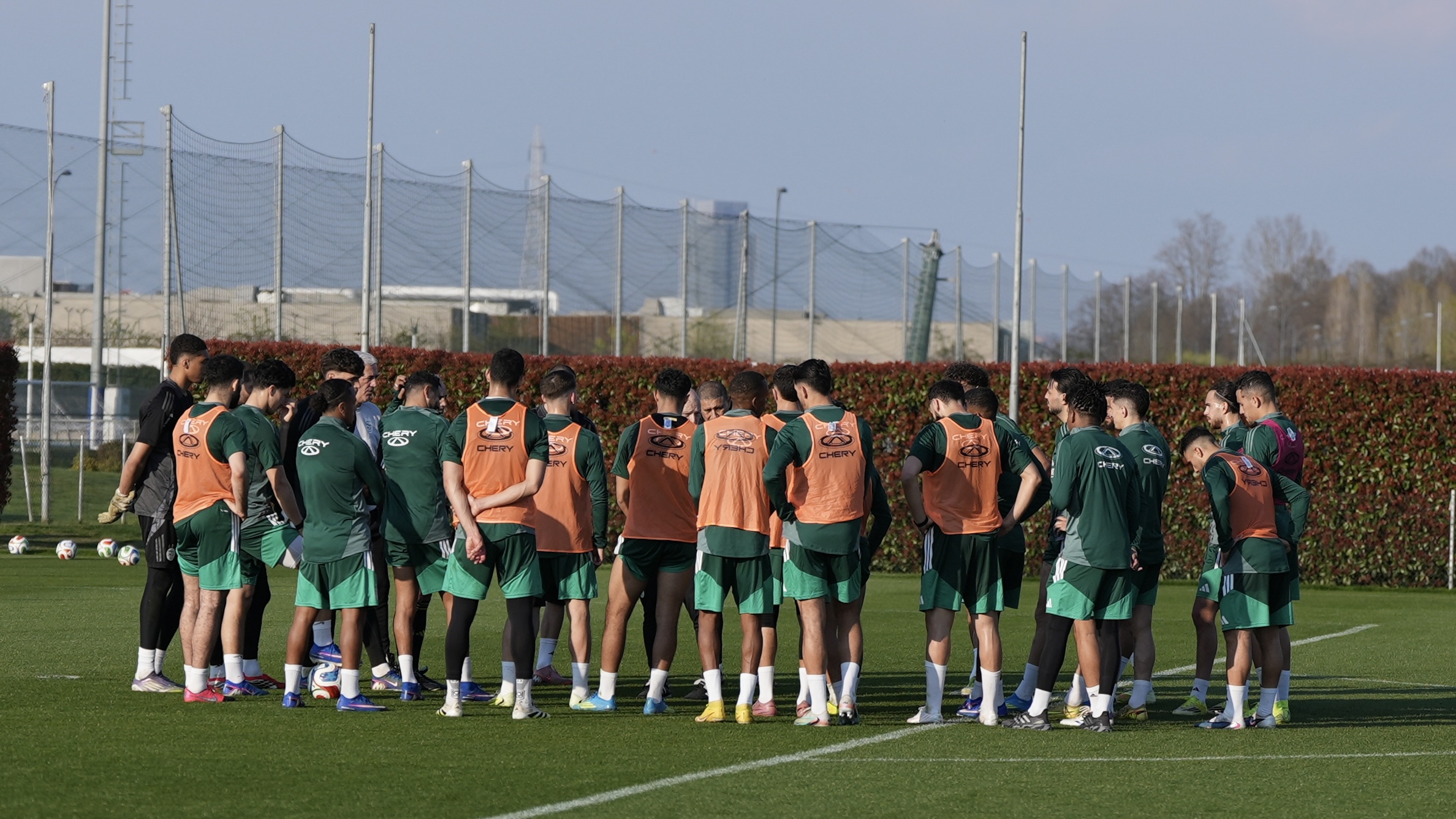 الخضر يواصلون تحضيراتهم تحسبا  لمواجهة غواتيمالا