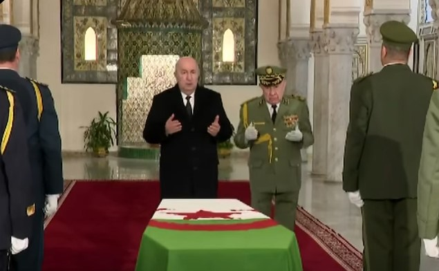 رئيس الجمهورية يلقي النظرة الأخيرة على جثمان المجاهد اليامين زروال بقصر  الشعب