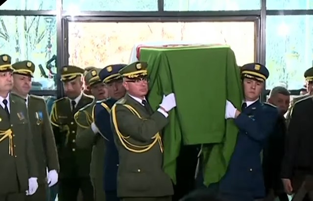 نقل جثمان رئيس الجمهورية الأسبق المجاهد اليامين زروال إلى مقر ولاية باتنة  لإلقاء النظرة الأخيرة عليه