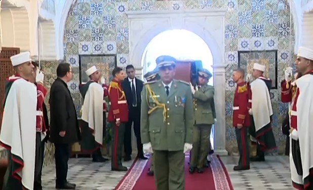 جثمان المرحوم الرئيس الأسبق اليامين زروال يصل إلى قصر الشعب