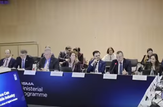 وزير البريد يشارك ببرشلونة في لقاء رفيع المستوى حول حوكمة الذكاء الاصطناعي  في مجال الاتصالات