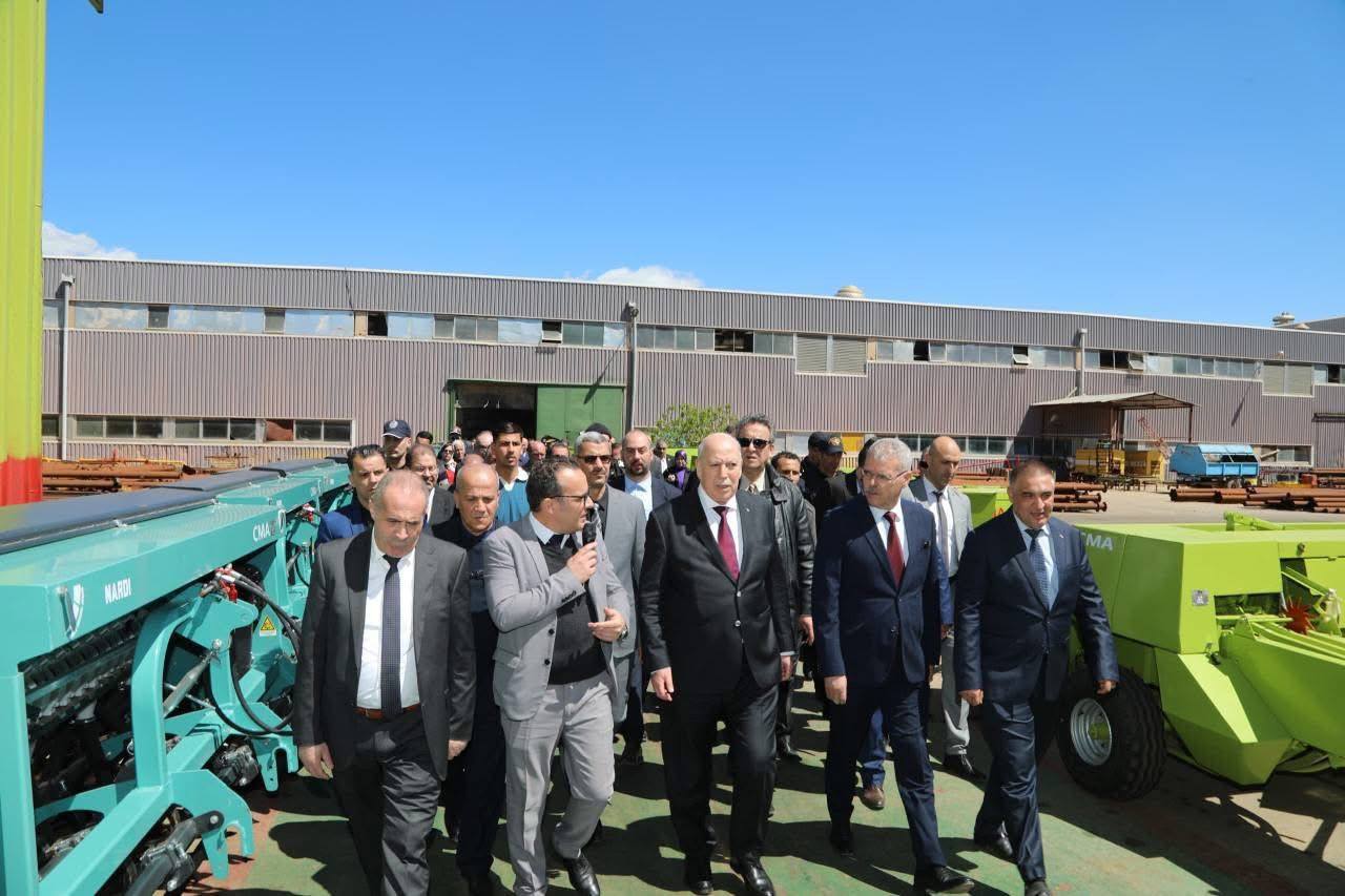 التأكيد على أهمية تعزيز جاذبية المناطق الصناعية و تنويع  النشاطات الصناعية للدفع بعجلة النمو الاقتصادي