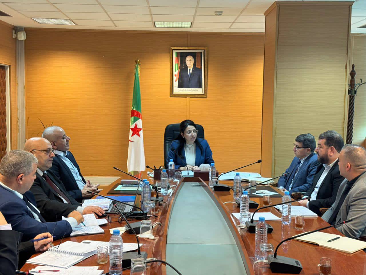 تجارة: السيدة عبد اللطيف تترأس اجتماعا مع ممثلي أصحاب المقاهي والحماصين