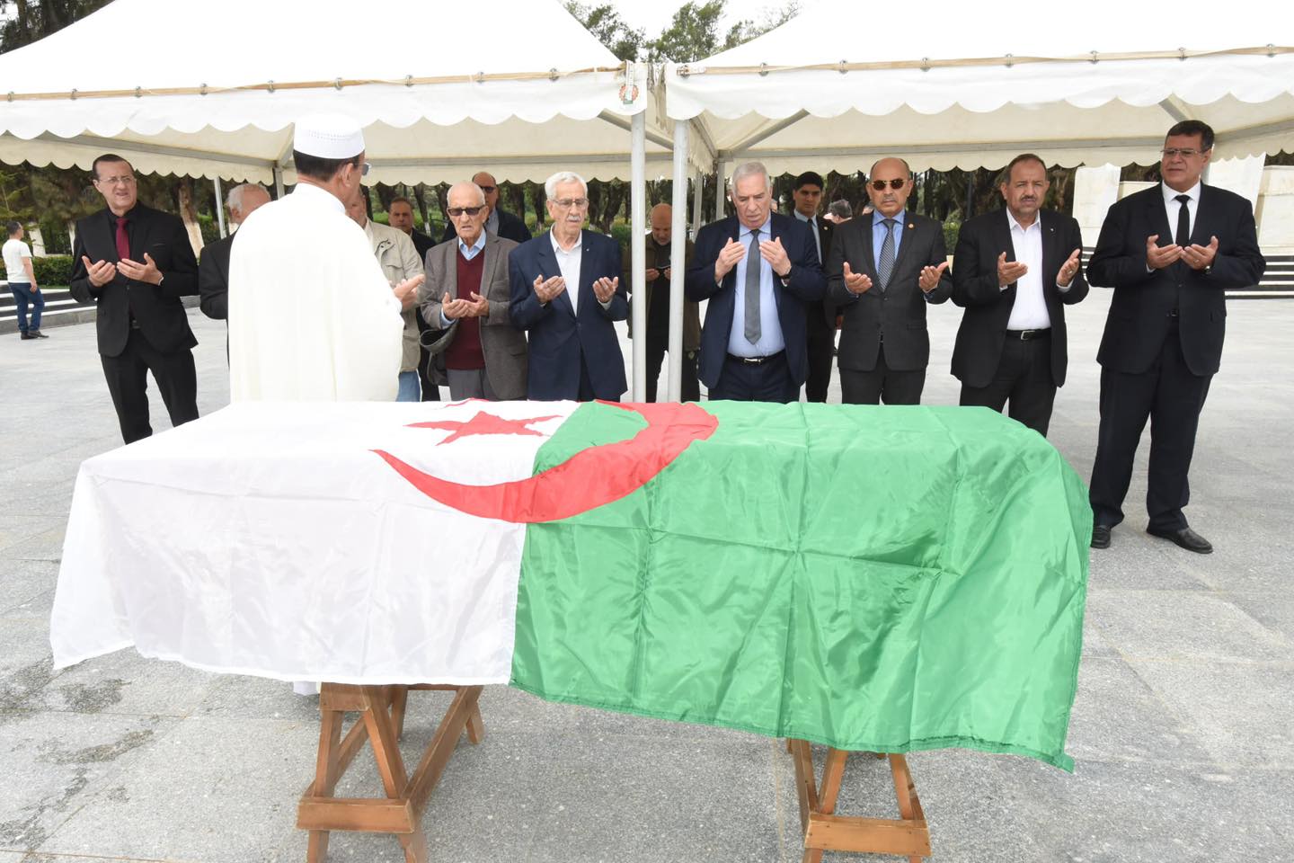 جثمان المجاهدة الراحلة فيفي شنة يوارى الثرى بمقبرة العالية