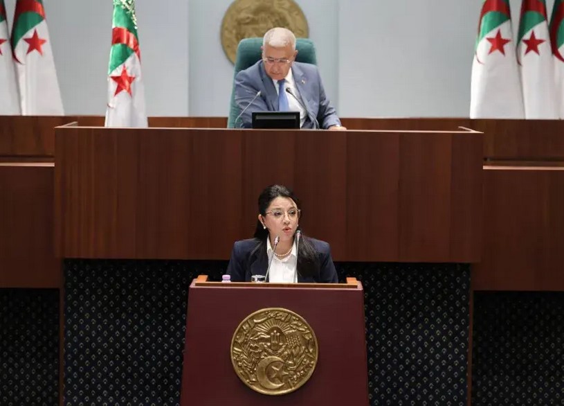 عبد اللطيف تعرض مشروع قانون ممارسة الأنشطة  التجارية